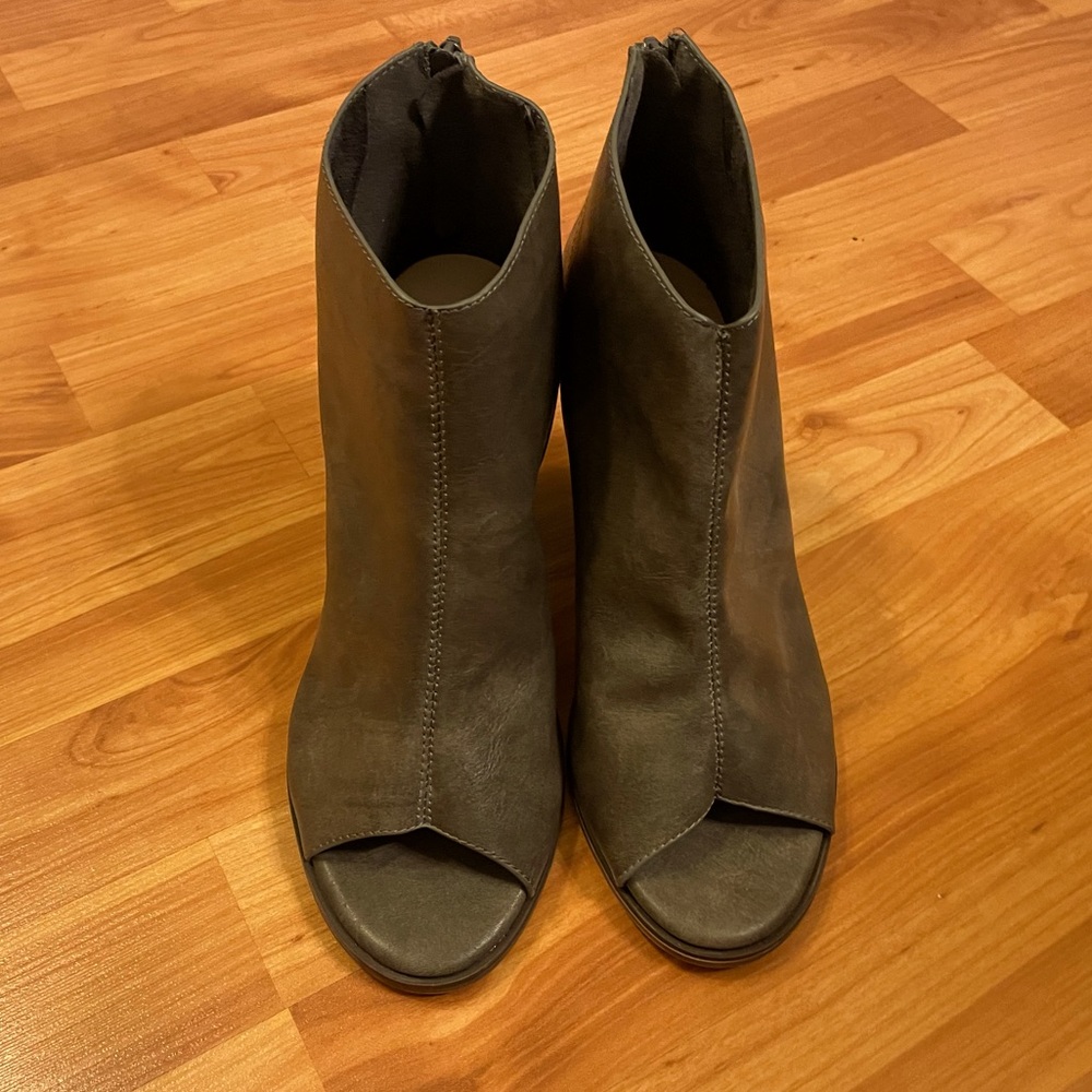 Mata High Heeled Peek-Toe Boots